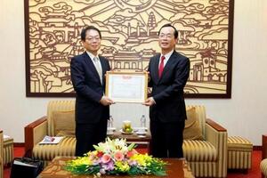 Bộ trưởng Phạm Hồng Hà trao Kỷ niệm chương Vì sự nghiệp xây dựng cho Trưởng đại diện JICA Việt Nam