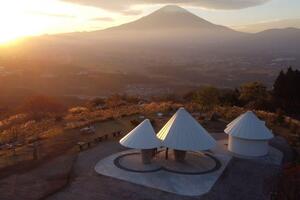 Hệ thống Đài quan sát và Nhà vệ sinh hình núi nhìn ra núi Phú Sĩ